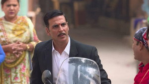 Still from Akshay Kumar Arrives In Modern Colony