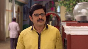 Still from Manmohan Buys a Diamond Ring For Angoori