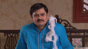 Still from Vibhuti Gives Angoori a Transmitter For Safety