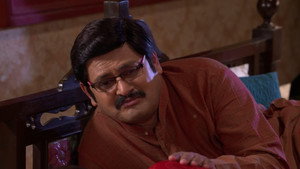 Still from Manmohan Learns About Vibhuti's 'disease'