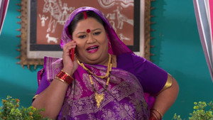 Still from Vibhuti Plans to Find Out About Manmohan's Girlfriend