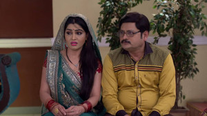Still from Tiwari Urges Vibhuti to Pretend As Angoori's Husband
