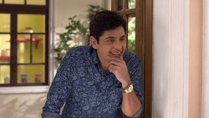 Still from Manmohan Assumes That Anita is Pregnant