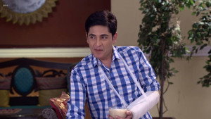 Still from Angoori and Anita Avoid Showing Their Faces to Tiwari and Vibhuti