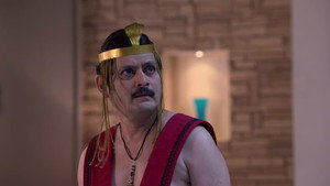 Still from Malkhan and Teeka Try to Extract Nagmani From Manmohan