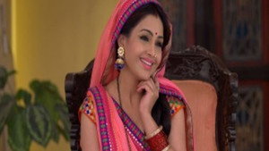 Still from Angoori Steals Jewellery