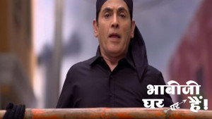 Still from Angoori Prepares to Shave Off Manmohan's Head