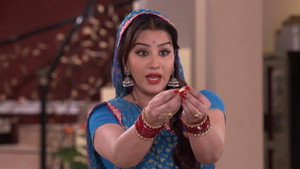 Still from Vibhuti Secretly Helps Angoori With Groceries