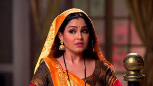 Still from Angoori Thrashes Sunny Leona