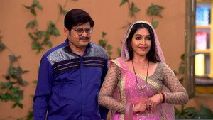 Still from Tiwari Seeks Vibhuti's Help to Teach Angoori