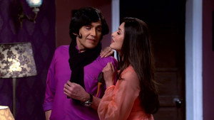 Still from Tiwari Tells Happu About Vibhuti's Habit