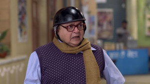 Still from Vibhuti Threatens to Kill Manmohan and Marry Angoori
