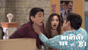 Still from Tiwari Complains About Vibhuti to Happu